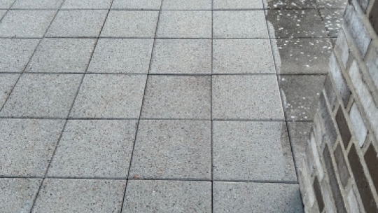 Terrasse efter professionel fliserens med ren og ensartet overflade