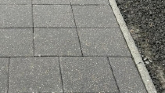 Belægning efter professionel fliserens med ren og ensartet overflade