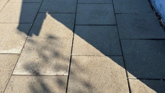 Gangsti efter professionel fliserens med ren og ensartet belægning