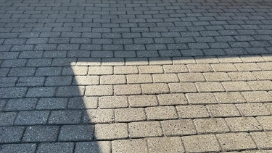 Indkørsel efter professionel fliserens med jævn og renset overflade