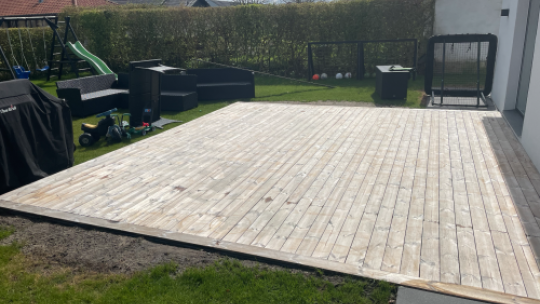 Træterrasse efter professionel rensning med lys og ensartet overflade