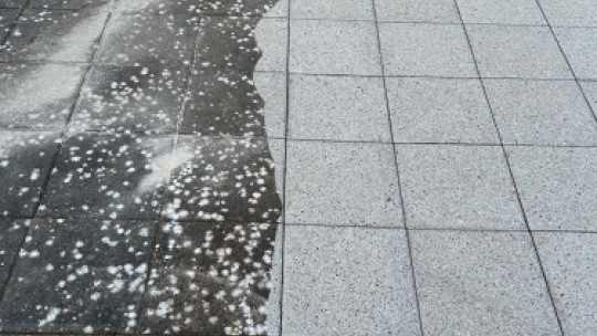 Terrasse før fliserens med hvide belægninger og alger på fliserne