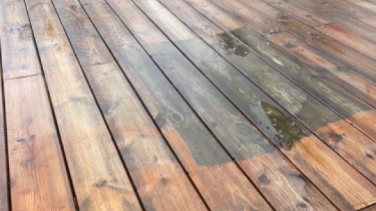 Træterrasse før rensning med alger og mørke belægninger på overfladen