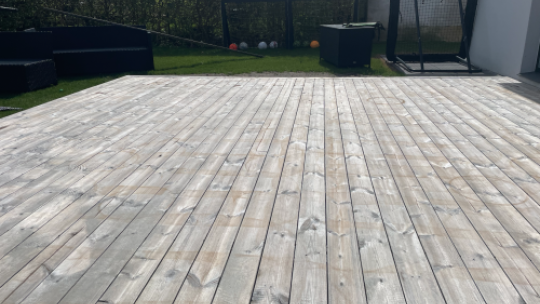 Træterrasse efter professionel rensning med lys og ensartet overflade