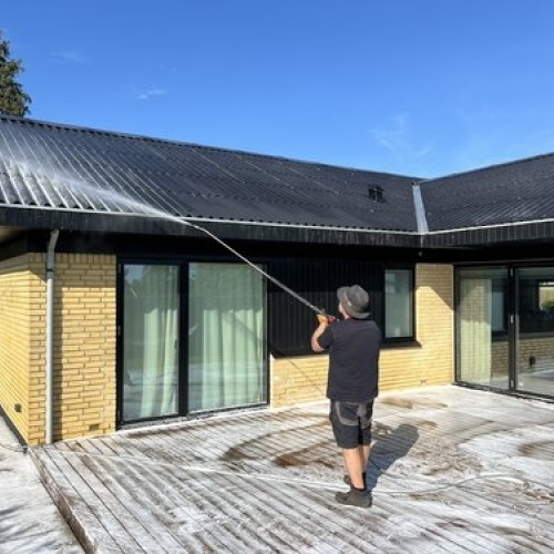 Professionel algebehandling af tag udført med teleskoplanse på parcelhus