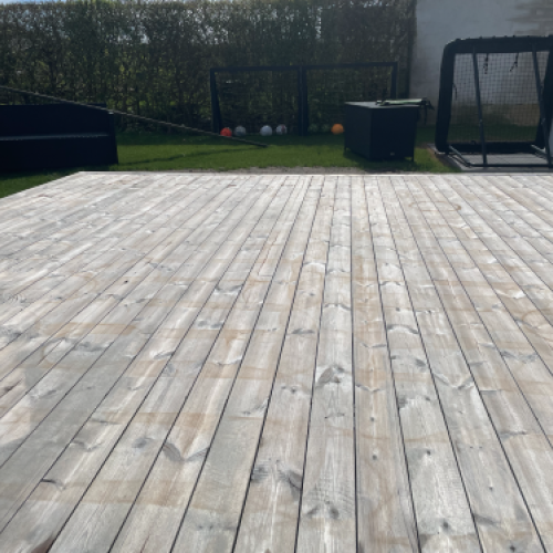 Terrasse efter professionel terrasserens med lys og ensartet overflade