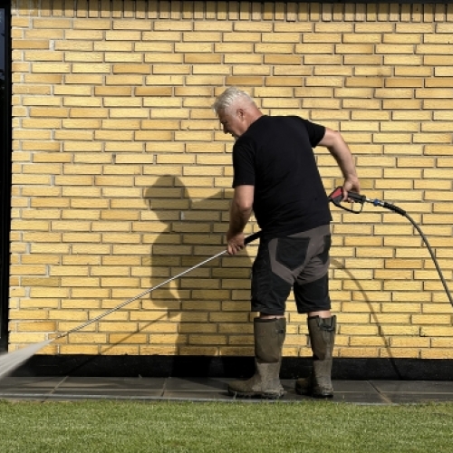 Facaderens og algebehandling af facade udført med højtryksrensning