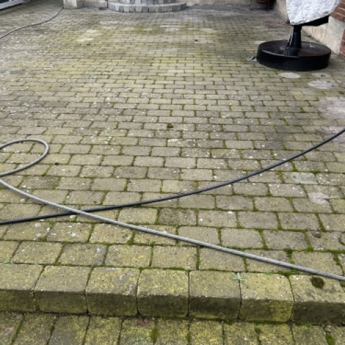 Fliserens med fjernelse af mos og alger mellem fliser