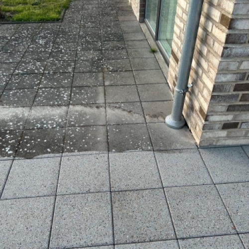 Professionel fliserens af terrasse med tydelig forskel før og efter rensning