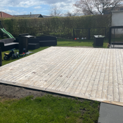 Stor terrasse efter terrasserens med jævn og renset overflade