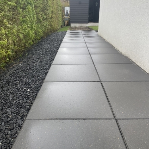 Renset gangareal efter fliserens med fjernelse af alger og belægninger