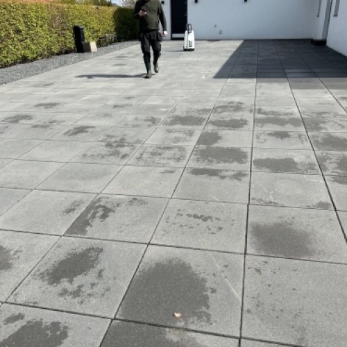 Fliserens af indkørsel med jævn og ensartet overflade efter rensning