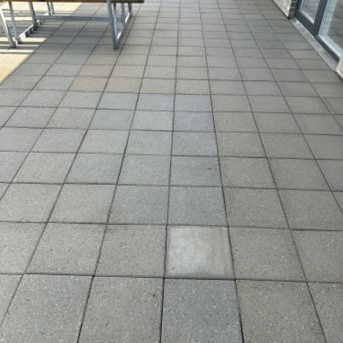 Professionel fliserens af lys terrasse med ren og ensartet overflade