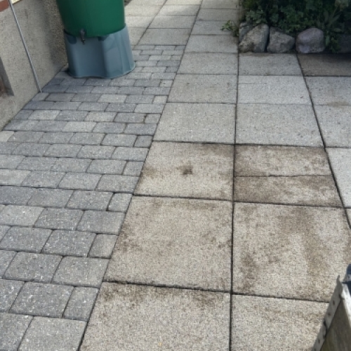 Professionel fliserens udført med specialudstyr på større terrasse