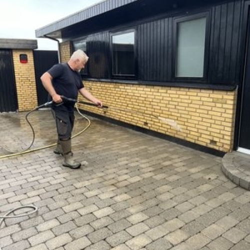 Rensning af facade og belægning med fjernelse af alger og snavs