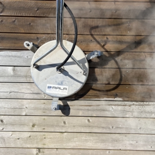 Rensning af træterrasse med professionel terrasserens og specialudstyr