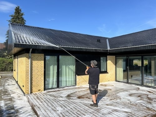 Professionel algebehandling af tag udført med teleskoplanse på parcelhus