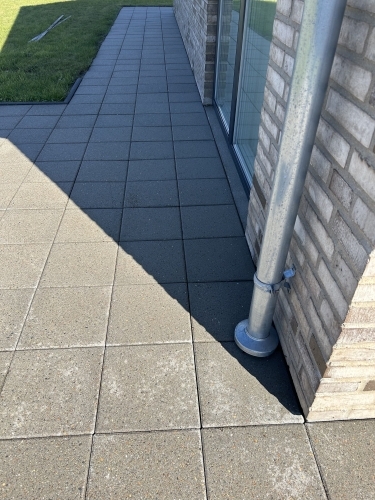 Fliserens af gangsti langs hus med markant forbedret overflade