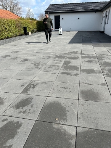 Fliserens af indkørsel med jævn og ensartet overflade efter rensning