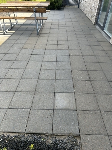 Professionel fliserens af lys terrasse med ren og ensartet overflade