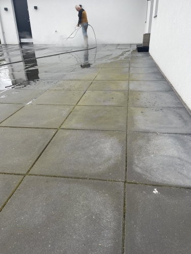 Professionel fliserens af større terrasse udført med specialudstyr