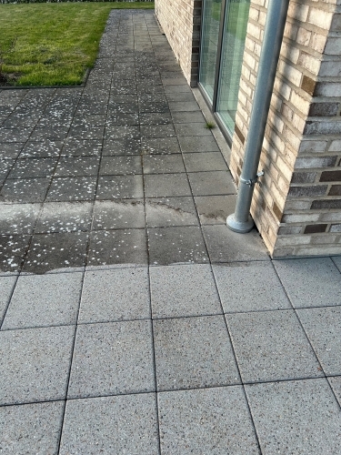 Professionel fliserens af terrasse med tydelig forskel før og efter rensning