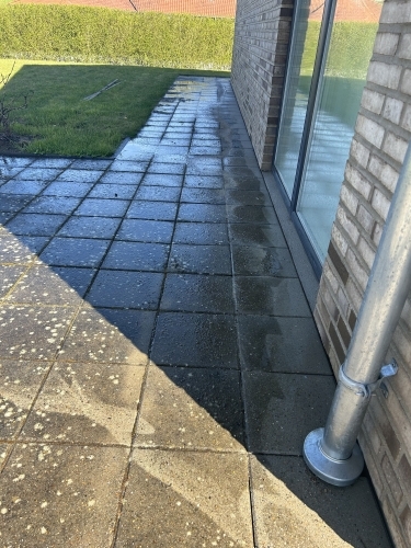 Fliserens i gang på terrasse med professionel højtryksrensning