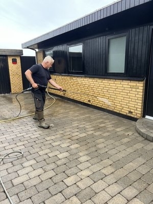Rensning af facade og belægning med fjernelse af alger og snavs