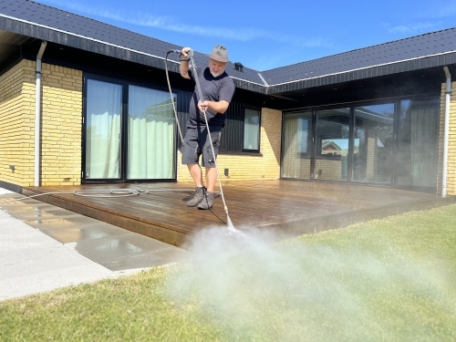 Terrasserens og algebehandling af terrasse udført med højtryksrensning